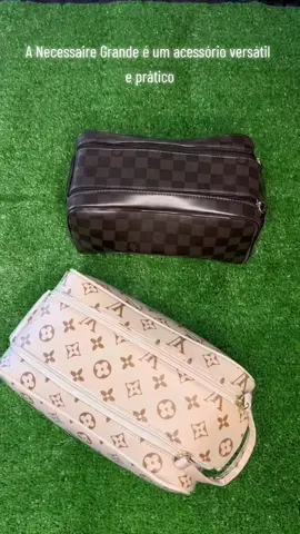 A Necessaire Grande é um acessório versátil e prático. Feita com material resistente e durável, ela é ideal para ser usada em viagens, como bolsa de mão, porta chuteiras, porta maquiagens, entre outras opções. Seu tamanho grande permite que você possa levar todos os seus pertences de forma organizada e segura. Com diversos compartimentos e bolsos, você poderá organizar seus itens de forma eficiente. Além disso, seu design moderno e elegante garante que você possa usá-la em diversas ocasiões. Escolha a Necessaire Grande e tenha um acessório versátil e prático para o seu dia a dia! #mulher #homem #portátil #publico #necessaire #shoppe #publico #amor #preço #barato #util 