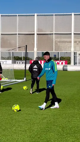 ✨ Juventus'un yıldızı Dusan Vlahovic, antrenmanda topla hünerlerini gösteriyor. 