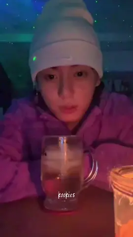 pas buka resleting jaketnya astagaaaa! di liatin dikit pula🥴 #jungkook #jeonjungkook #apobangpo💜 #weverselive 