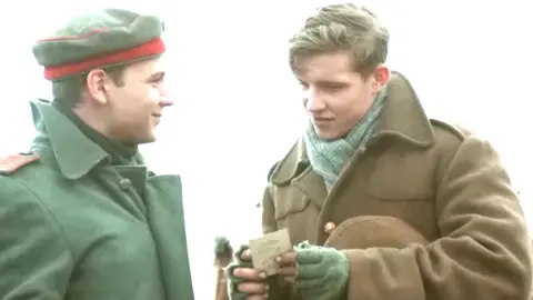 Hưu chiến trước Lễ Giáng Sinh năm 1914... #thao_9955 #thaomapkhongmap #intheshadowofthesun #quatangcuocsong #ynghiacuocsong #ynghia #yeuthuong #camdong #viral #xuhuong #thinhhanh #CapCut 