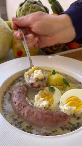 Żurek na zakwasie żytnim skladniki : wywar 1 marchewka pietruszka kawałek selera skrzydełko z kurczaka, żeberka wieprzowe wędzone  pieprz czarny ziarnisty 4-5, 4 liście laurowe kilka grzybów suszonych żurek : kiełbasa biała surowa kiełbasa wędzona cebula pieprz czarny majeranek 2 ząbki czosnku zakwas bulion chrzan śmietanka 30% sól #żurek #soup #kiełbasa #jajka #wielkanoc #sniadanie #kolacja #kuchniapolska #przepis #przepisy #jedzenie #gotowanie #tradycjapolska #polishfood 