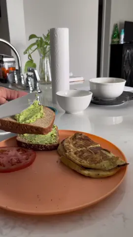 Make breakfast with me🥰🤍 WE HIT 20k!!!! TYYYYY TY TY TY!🥰🥰🥰🥰 #morningroutine #breakfast #avocadotoast #morningvibes #makebreakfastwithme #fypシ #blackgirl #ny #yogurtbowl #breakfastsandwich #breakfastideas 