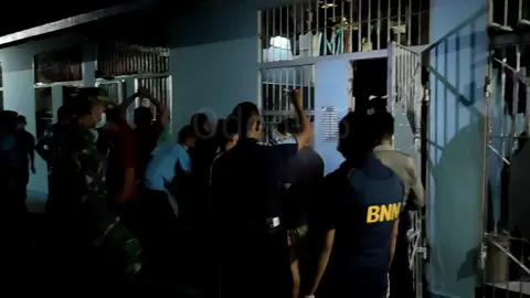 Petugas gabungan merazia kamar para tahanan di Lembaga Pemasyarakatan (Lapas) Kelas I Kesambi, Kota Cirebon, Kamis malam (16/3/2023). #viral, #indonesia, #penjara, #prisoner, #narapidana