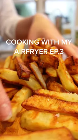 The easiest recipe EVER… airfryer chips/fries!! 🍟❤️ #airfryer #potatotiktok #chips #fries 