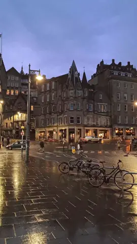 that magical early morning feeling of seeing the city wake up.. ☕️☁️✨️ #edinburgh #edinburghscotland #Scotland #scotlandtiktok #darkacademia #darkacademiaaesthetic #fürdich #hogwarts #harrypotter 