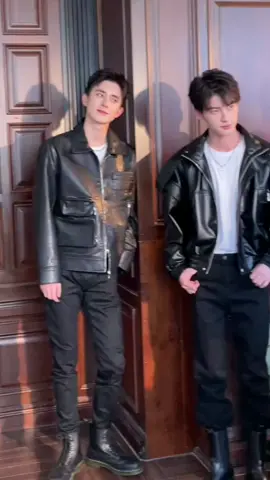 Bao năm rồi mà tui vẫn u mê 2 anh đứng chung khung hình như này. Handsome x2 🥰 #ngaothuybang #tranhacnhat #aoruipeng #陈鹤一 #aoruipeng敖瑞鹏 #trầnhạcnhất #ngaothụybằng #aoruipeng_95 #敖瑞鹏 #heavenng_ #chenheyi #handsome #xuhuong #visual #douyin #trending #viral 