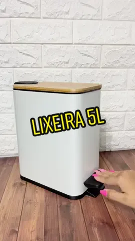 Lixeira linda de Inox com pedal e tampa de bambu 5 litros❤️ disponível em nosso site www.bellacasario.com.br 