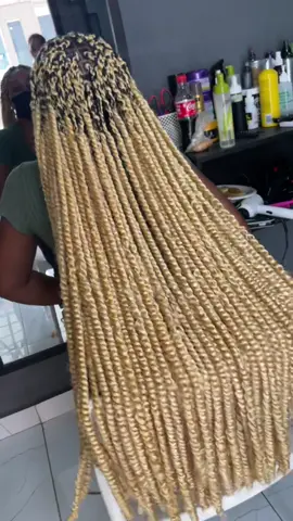 Blonde passion Twist 40 inches . Nous sommes situes à Cocody riviera Palmeraie pharmacie Marthe Robin . Appeler le 0778273610 ou ecrite sur WhatsApp pour prendre rdv . #blondepassiontwist #passiontwist #longpassiontwist 