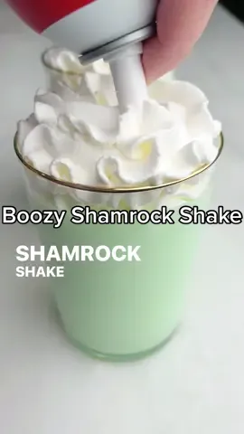 Whipped cream vodka and mint liqueur make thid shake🔥 #stpattysday #stpatricksday #stpatricksdayrecipes #stpatricksdaydrinks #shamrockshake #boozyshake 