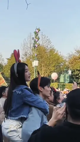 cute couple at Shanghai Disneyland !1!1 joking its Wenjun & Yitong ｜Douyin: dy115thmv15cn & qhy_1104 #biwenjun #liyitong #cdrama #warmonacoldnight #fypシ #chinese #china 