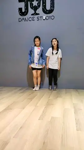 好朋友見面就是要一起扭扭～🥰🥰🥰 #likedance  #minawithfriend #cutegirl😘 