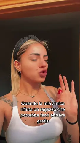 Quando la tua amica rifiuta un ragazzo che potrebbe farci entrare gratis😂  #checcozalone #divertente #perte #tiktok #checcozalonecomedy 