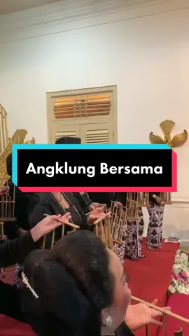 Kolaborasi antara budaya jawa dapat terlihat dari pakainya dan juga musik sunda ( Es Lilin). Pentas bersama srikandi UKK DIY 2023 mantul sekali  #angklung #angklungmalioboro #angklungjogja #angklungcarehal #angklungetnik #angklungpremanpensiun #angklunghits #angklungviral #angklungpemula #angklungbali #howtoplayangklung #angklungstore #pentasangklung #coverangklung #angklungcover 