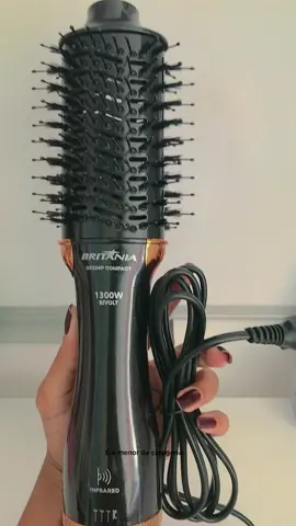 Comprei a Escova secadora BES24P Compact da Britânia, e essas são as primeiras impressões:  • A escova é pequena comparada às outras da categoria, leve e fácil de manusear; • É muito bonita, preta com glitter e detalhes dourados; • O cabo giratório facilita muito a utilização;  Vou testar e volto depois para contar se o resultado é bom em cabelo crespo.  #cabelo #cabelos #hair #crespo #crespos #escova #escovasecadora #escovasecadorabritania #escovasecadoramondial #escovasecadoraphilco #escovasecadoracabelocrespo #escovasecadoracabelo #4c #4chair #4chairclub #crespas #crespasdotiktok #glambag #glambox #glamgirl #glamgirls 