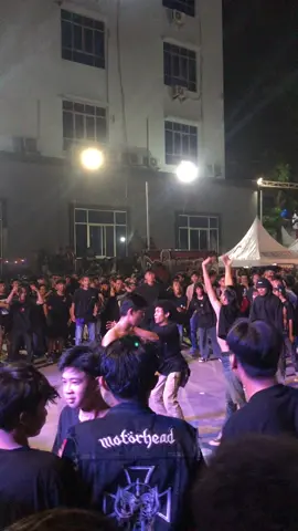 pecahh acaranyaa #moshpit #hardcore #moshing #gigs #violancedance 