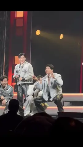 Cười ho khẹc khẹc luôn á =))))) #markpakin #myschoolpresidentonstage #GeminiFourth 