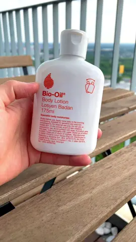 Bio Oil Body Lotion is a moisturizing lotion that has been designed to deeply hydrate the skin while leaving no greasy residue. It is part of the Bio-Oil range, which is known for its innovative skincare products that cater to a range of skin concerns. This body lotion is formulated using Bio-Oil's unique shake-before-use technology, which allows the lotion to be both high in oil and ultralight. This means that it absorbs quickly into the skin and leaves no greasy residue, making it perfect for daily use.  Overall, Bio Oil Body Lotion provides the skin with long-lasting hydration and protection, making it an excellent choice for those looking for a high-quality body moisturizer.#BioOilMY #BioOilExperience #SkinLovesOil #TryandReview 