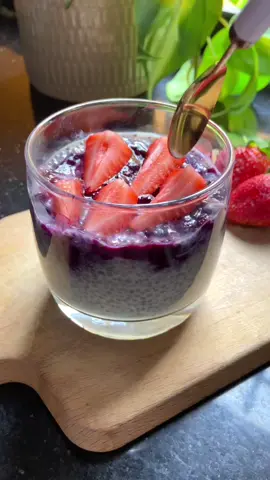 بودينج الشيا🍓🫐 | السعرات بدون الإضافات 🫐 174 Kcal , 5g Protein , 9g Fat , 20g Carbs #explore #fyp #healthylifestyle #healthyfood #healthyrecipes #اكسبلور #وصفات #دايت #وصفات_صحية #diet #breakfast #snack 