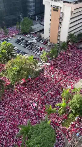 I'm still getting goosebumps 🇵🇭🥹💗 | A year ago today, 130,000+ people sang the Lupang Hinirang during the Leni-Kiko campaign rally in Pasig. | 🎥Elmer Gatchalian #pasiglaban #lenirobredo #foryoupage #fypシ #fyp #xyzbca 