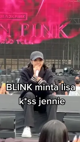 si lisa salting sendiri. lucu bangetttt sihhhhhhh #lisa #lisablackpink #lalisamanoban #konserblackpink #blackpink #blackpinkintaiwan #bornpink 