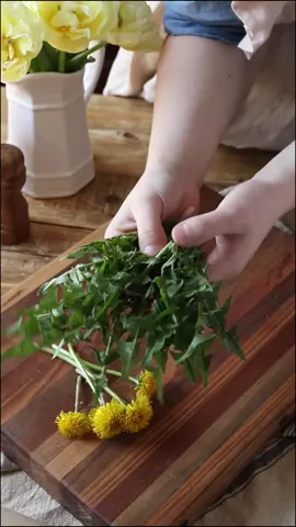 Dandelion Pesto Sausage Rolls 🌼 A little foraging recipe inspirafion for the upcoming spring season! This video is from last year 🤗 #cottagecorebaking #foraging #dandelions #sausagerolls 