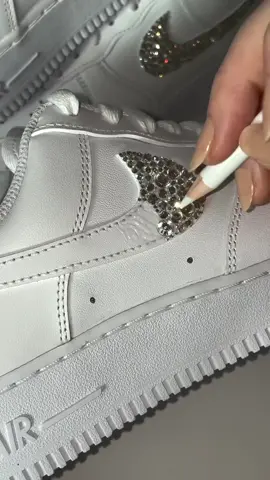 who needs this 🤩 #DIY #art #foryou #glitter #rhinestones #fürdich #customsneakers #artist #tutorial 