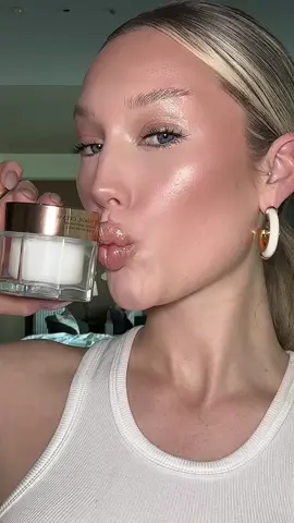 Do you see this GLOW? @charlottetilbury magic cream moisturiser makes for the perfect base ✨✨✨ #ctilburypartner #MagicSkin 