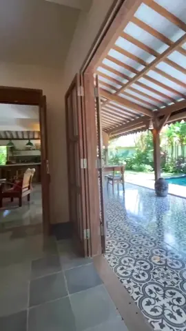 Uma varanda linda com ladrilho hidráulico, madeira, perfeita para relaxar, reunir os amigos e aproveitar momentos de lazer!Eu amei essa rede, o que vo