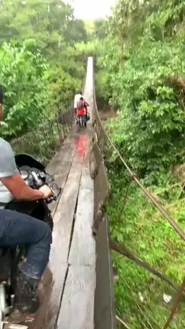Kecelakaan #waspada #waspadalah #hatihatidijalan #nyata #kagetsumpah #kagetbangetsumpah😩 #kagett #takutbanget #JurusJituGlowing #jalanjembatan #fyp 