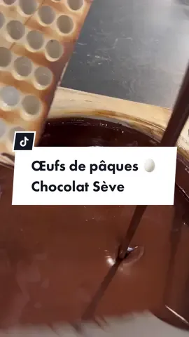 Voici comment on réalise des oeufs en chocolat pour Pâques avec un savoir-faire ancien et surtout des ingrédients au goût prononcés 🍫 #chocolatseve #seve #chocolat #easter #pâques #paques #chocolate #artisanat #tiktokacademie #oeufdepaques 
