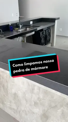 Como vocês limpam a pedra de vocês? ✨ Saber conservar sua pedra é muito importante para durabilidade, afinal não é barata né? 😅 #pedrabrilhando #marmore #comolimparmarmore #marmore #pedra #granitosaogabriel #bellinzone #totalblackbellinzoni 