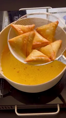 سمبوسك مقرمشه وحشوتها حلوه اوى جربوها / كل سنه وانتو طيبيين  رمضان كريم عليكم واستنونا فى رمضان هنعمل وصفات كتير حلوه  #سمبوسه #سمبوسه_جبن #سمبوسة_لحم #سمبوسك_بالجبنه 