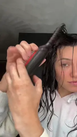 For the longest time, i only felt pretty if i straightened my hair. Its taken me years to feel confident in my curls ❤️ #curlyhair #curlroutine #curltraining #wavyhair #damagedhair #damagedcurls #curldefinition #mousse #brushstyling 