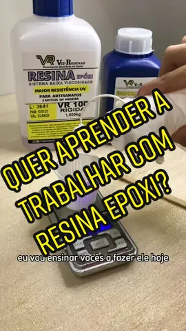 Leia a descrição 👇🏻 Itens utilizados: RESINA VIP VR100 baixa viscosidade (MEMORIESVIP) cupom de desconto. - molde silicone alfabeto da Shopee  - Balança de precisão  - Copos e pilotos descartáveis  - Mini retífica elétrica  - Chaveiro de 25 mm, pitão de 8 mm e argola de 7 mm para a montagem do chaveiro - Folhas de ouro da Shopee Detalhes importantes 👇🏻 A resina para chegar no seu processo de cura, é preciso ser misturada com o endurecedor, com essa resina que eu uso, o processo é o seguinte… se você usa 10 gramas de resina, você vai usar 5 gramas de endurecedor. Sempre o endurecedor vai ser metade da resina, levando em consideração que é necessário pesar certinho as quantidades, porque se não pode resultar no não endurecimento da peça ok!?😉 para retirar do molde e furar a peça, é necessário um tempo entre 12 a 15 horas, para ficar totalmente rígida e curada, leva até 24 horas. Então se passou desse tempo e sua peça não endureceu, pode ser que você tenha errado na medida! Lembrem sempre de zerar a balança assim que forem acrescentar a resina e o endurecedor. Um beijo e espero que vocês tenham aprendido muito nessa mini aula gratuita, se você quer saber mais sobre o mundo da resina epóxi e quer ter um acompanhamento,tenho um curso disponível pra você com suporte vitalício, onde você vai poder tirar todas as suas dúvidas frequentes!! ❤️ #resina #resinaepoxi #resin #resinaartista #cursoonline #cursoderesina 