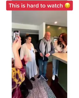 You can tell he doesn’t know much, he has fallen a few times here lately, which knocked out some teeth 😢 #brucewillis #dementia #sad #its_me_jayman 