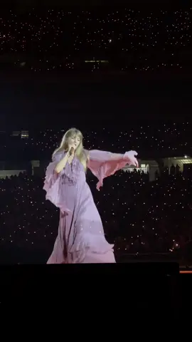 a longer video of august for those asking <3 @taylorswift #TSTheErasTour #erastour #swifttok #taylorswift #august #augusttaylorswift 
