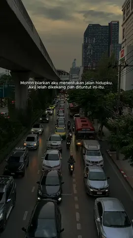 Mohon berhenti menuntutku melakukan ini-itu, memilih ini-itu, sampai menjadi ini-itu. Ini hidupku. Jadi biarkan aku menghidupinya sesuai ingin dan mimpiku. #galau #sedih #senja #petang #quote #quotegalau #quotesedih #quotekehidupan #katakatasedih #lagugalau #lagusedih #mimpi #bebas #tenang #bahagia