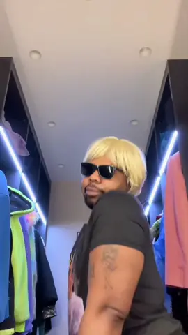 the blonde bombshell breaks into an 8 count, everybody cheered #flygirldancechallenge  cowritten and coproduced by me btw 🤠 @flolikethis 