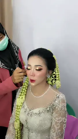 Blm di pasang mahkota sunda aja udah Cantik bngett😍😍 #pengantinsundasiger #makeuppengantin #makeupwedding #sundasiger #muajember 