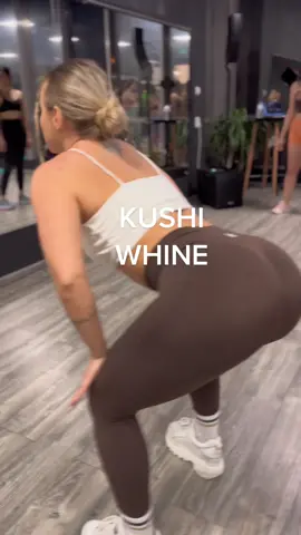 Kushi whine 🔥 creator: barbie k dolly 💪🏽 ne vedem in sala #classes #dancehall #twerk #parati 