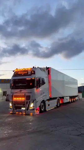 #volvo750 #truckerlover #truck #truckerworld #trending #viralvideo #foryou #videoviralitiktok #crew07 @volvotrucks @Scania Truck @𝓩𝓮𝓱𝓻𝓪 🐆 