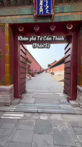 Tử Cấm Thành là một khu phức hợp cung điện ở khu Đông Thành thuộc Bắc Kinh, Trung Quốc, với tổng diện tích 720.000 mét vuông (180 mẫu). Dù là khu phức hợp cung điện lớn nhất thế giới, nhưng tại Trung Quốc, vẫn có các công trình hoàng gia khác vượt xa Tử Cấm Thành về quy mô, cụ thể là Trung Nam Hải rộng 6,1 km2 (1.500 mẫu Anh) nằm ngay phía tây Tử Cấm Thành, Di Hòa Viên rộng 2,9 km² ở quận Hải Điến, Bắc Kinh và Tị Thử Sơn Trang rộng 5,6 km2 (1.400 mẫu Anh) ở Thừa Đức, Hà Bắc. Tử Cấm Thành nằm ở trung tâm Hoàng Thành Bắc Kinh, còn Hoàng Thành thì được xây dựng xung quanh khu phức hợp cung điện. Bao bọc Tử Cấm Thành là nhiều khu vườn và đền đài hoàng gia sang trọng. Trong đó có Công viên Trung Sơn rộng 54 mẫu, Đền thờ Tiên đế, Công viên Bắc Hải rộng 171 mẫu và Công viên Cảnh Sơn rộng 57 mẫu. #tucamthanh #khampha #khamphatrungquoc #china #dulichtrungquoc #travel #LearnOnTikTok #viral #xuhuong 