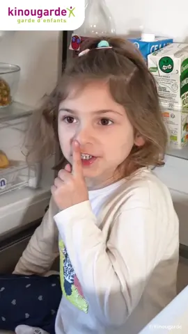 LE FRIGO ANIMÉ ! 🤩  C’est bientôt le 1er avril. 🐠 L’occasion rêvée pour préparer une super blague pour toute la famille ! 🤫 Alors, avec l’aide de votre petit farceur, on vous propose de mettre dans votre frigo des dessins rigolos ! Et surtout, motus et bouche cousue ! 🤐🙊  #kinougarde #gardedenfants #gardeenfantadomicile #nounou #activiteenfant #petiteenfance #famille #enfants #blague #blaguedenfant #blagueenfamille #bricolage #coloriage #decoupage #ludique