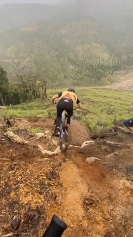 downhill jump #offroadrider #roadbiketiktok #downhillmtb #downhillbike #downhill4life #downhillemtb #mtblife #bikes #bikelife #mtbdownhill #mtbforyou #downhillbikes #downhilltraining #mtbtiktok  #CapCut 