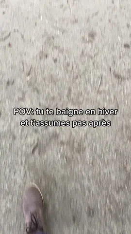 Askip l’eau froide c’est bon pour la circulation sanguine 😂😂#pourtoi #fyp #baignade 