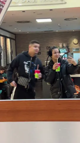 Beide haben ein ring beide sind glücklich 🤪❤️