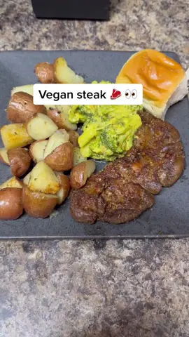 Vegan steak dinner 🥩 #vegan #veganrecipes #veganfood #vegantiktok #fyp #fypp #lionsmane #mushroom #mushroomsteak #dinner #steakdinner #nomeat #steak 
