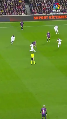 Golden boy in action 🌟 #fcbarcelona #barcelona #barçaontiktok #ElClásico #TikTokDeportes #Gavi #football #LaLigaHighlights #sports 