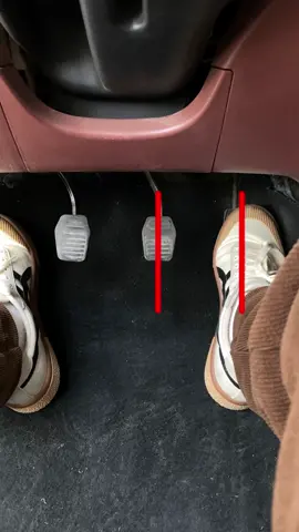 90% of people step on the brakes and gas pedals is wrong!#howto  #cartok #car #automotive #driving #drivingskills #drivingtips #drivingschool