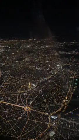 In my way back i had the luck to take this amazing video from the airplane ✈️ #paris #viral #tiktok #parisbynight #touriffel🇫🇷 #views #eiffeltower #avion #eiffel #arcdetriomphe 
